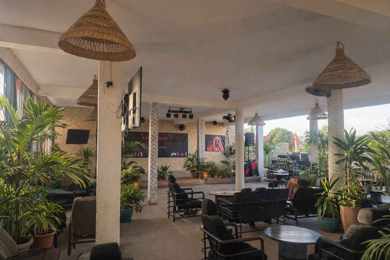 Scène et terrasse du Katmandou Saly